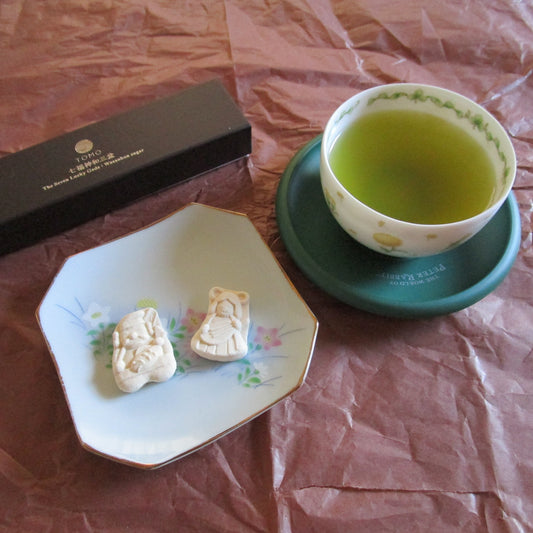 仏壇にお供えしてから『七福神和三盆』をいただきました。