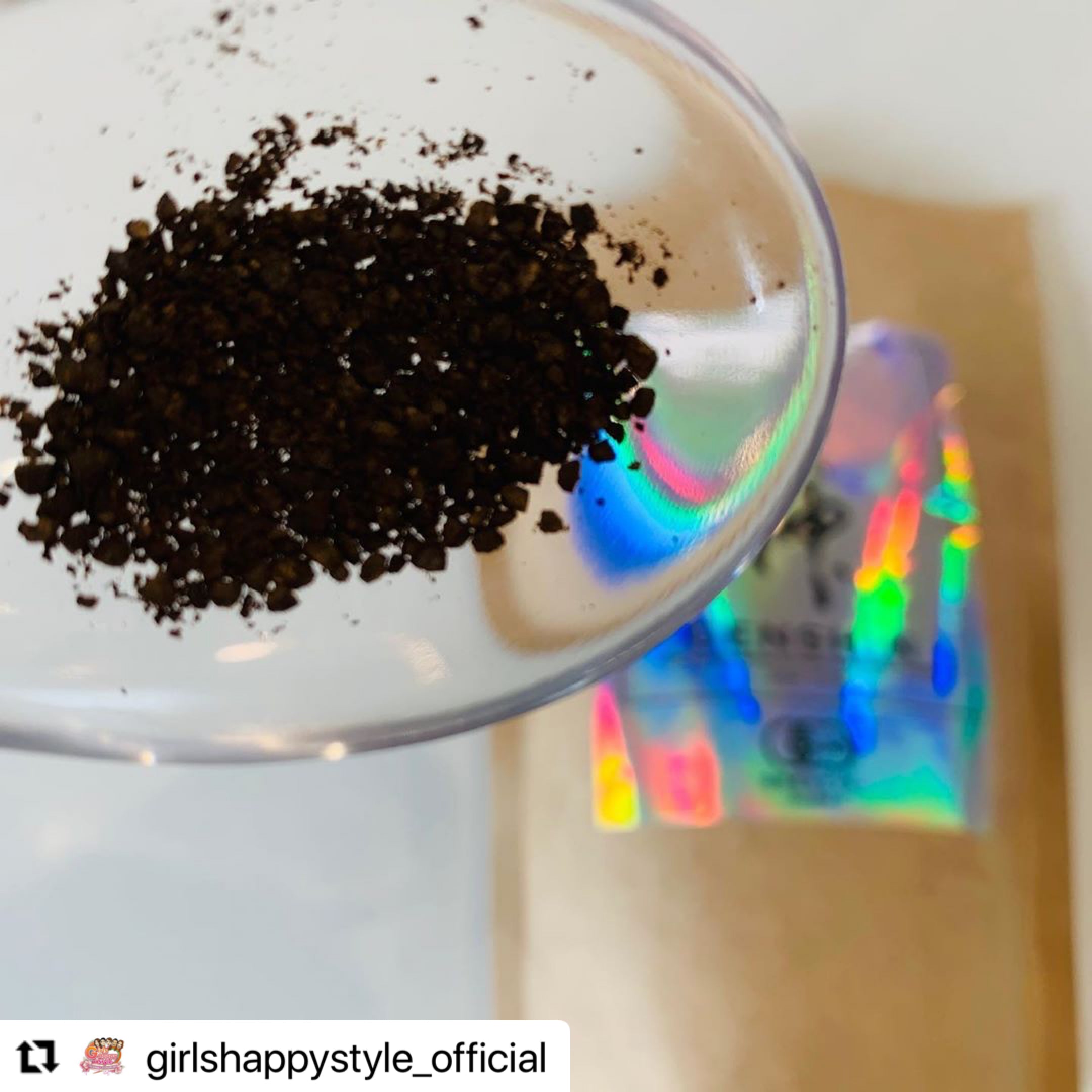 「こちらは、玄米を黒焼きしたもので漢方では「玄神」と呼び、健康や美容に良いことで近年注目を集めているそうです」・Le café japonais au riz Café Genshin est 100% naturel et biologique