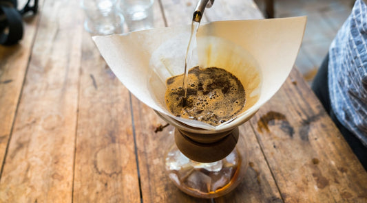 供TOMO ドリッパーの使い方・玄米コーヒー・Comment utiliser un dripper - préparation d'un café pour over